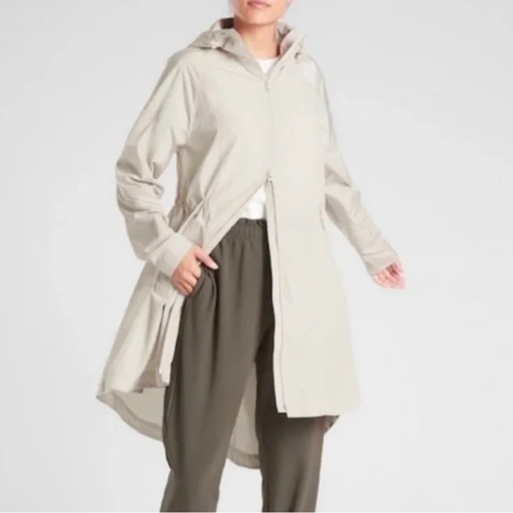 Athleta Large solar wind anorak rain jacket in cream color